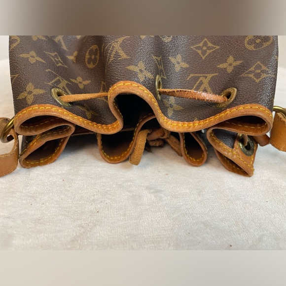 LOUIS VUITTON MONOGRAM NOE PETIT SHOULDER BAG - Picture 6 of 16